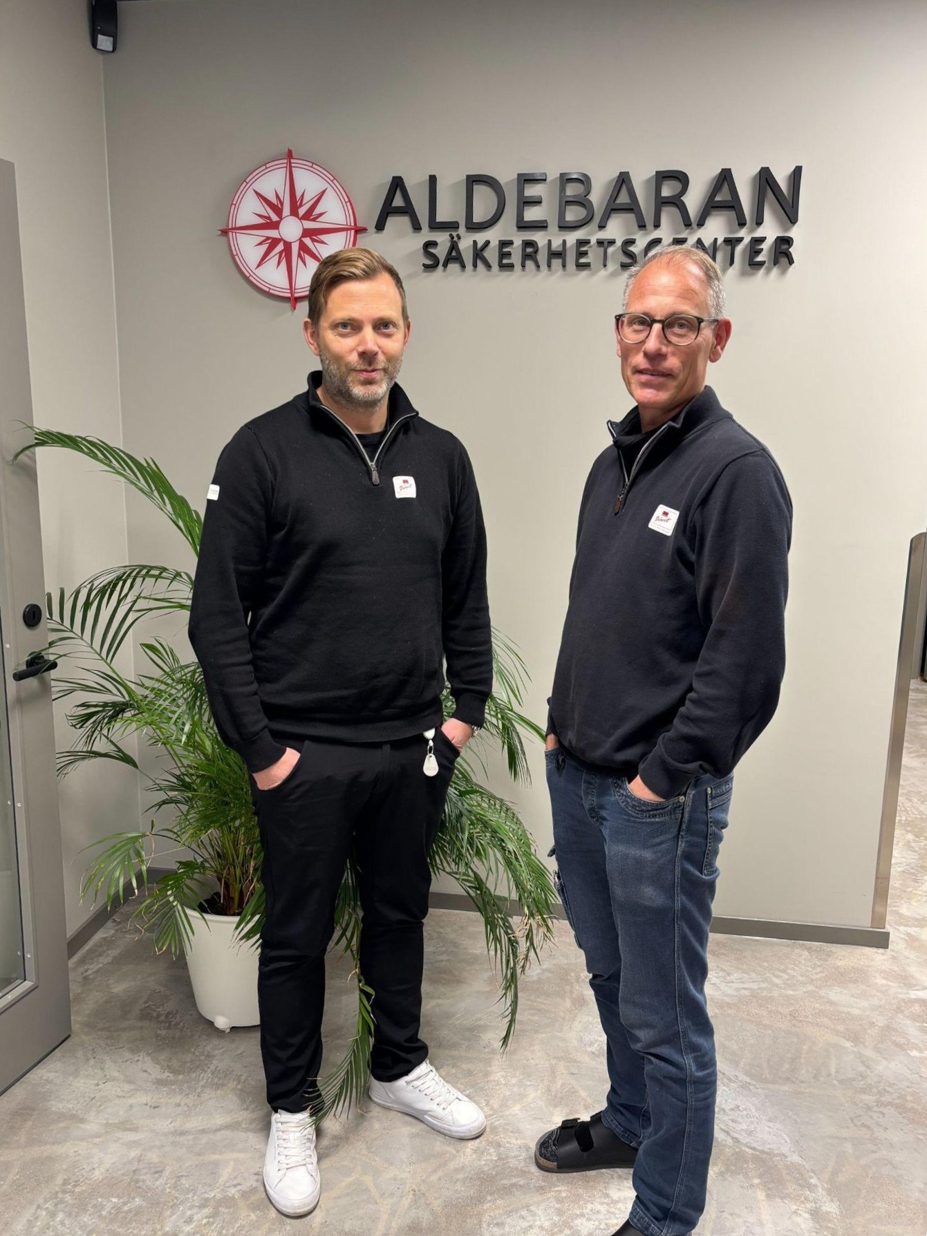 Adam och Johnny på Aldebaran Säkerhetscenters kontor