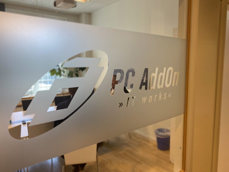 PC AddOn logga på vägg